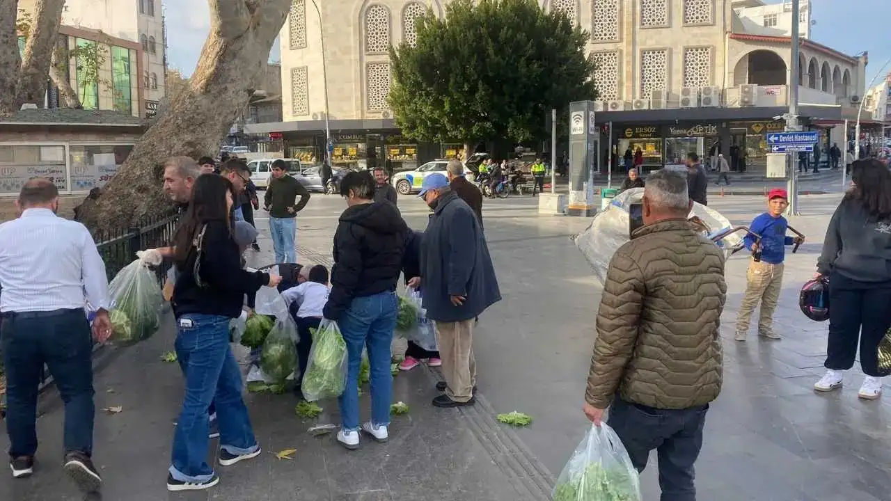 Serikli Çiftçi Mahsulü Çöpe Gitmesin Diye Marullarını Dağıttı! 2